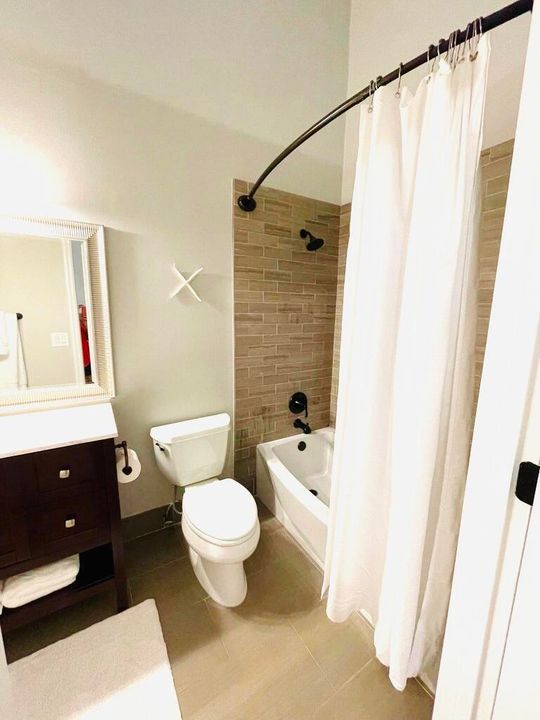 Под контрактом: $5,000 (3 спален, 2 ванн, 1275 Квадратных фут)