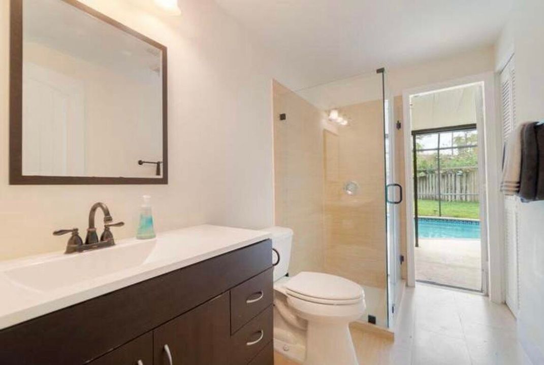 Под контрактом: $5,000 (3 спален, 2 ванн, 1275 Квадратных фут)