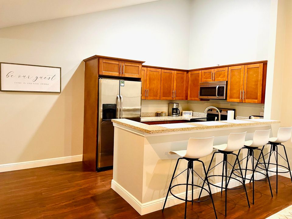 Под контрактом: $5,000 (3 спален, 2 ванн, 1275 Квадратных фут)