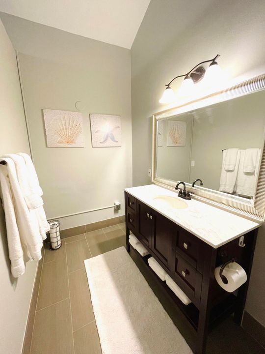 Под контрактом: $5,000 (3 спален, 2 ванн, 1275 Квадратных фут)