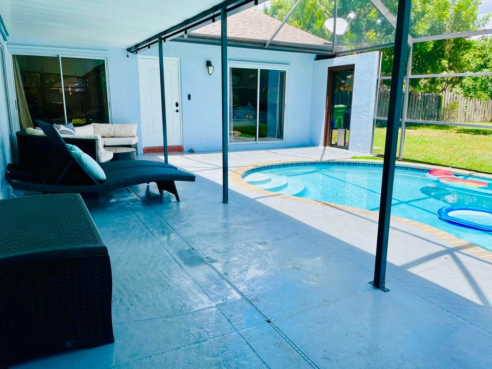 Под контрактом: $5,000 (3 спален, 2 ванн, 1275 Квадратных фут)