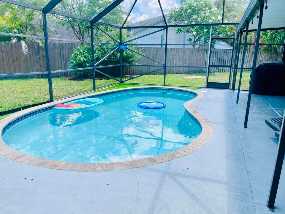 Под контрактом: $5,000 (3 спален, 2 ванн, 1275 Квадратных фут)