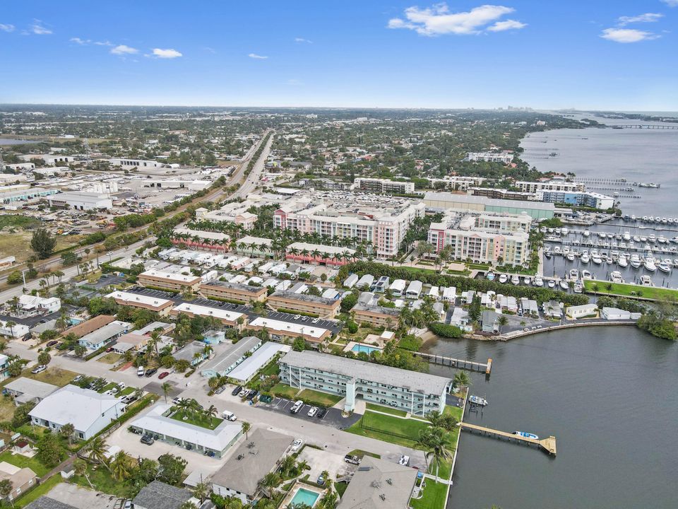 待售: $175,000 (2 贝兹, 2 浴室, 832 平方英尺)