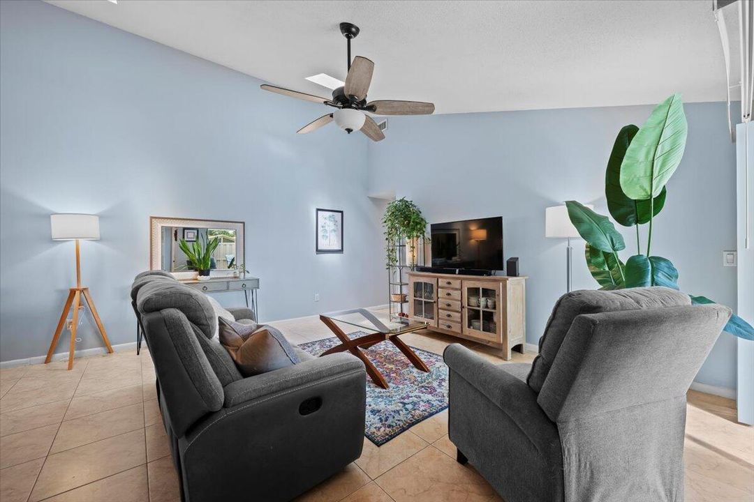 合同活跃: $372,000 (3 贝兹, 2 浴室, 1276 平方英尺)