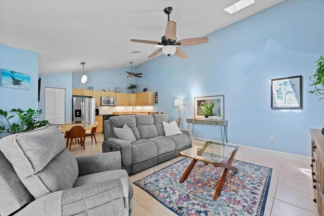 合同活跃: $372,000 (3 贝兹, 2 浴室, 1276 平方英尺)