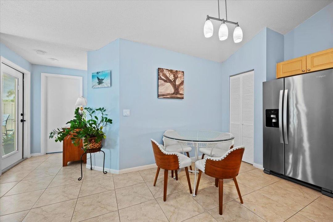 合同活跃: $372,000 (3 贝兹, 2 浴室, 1276 平方英尺)