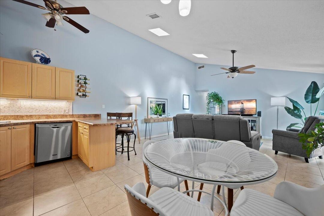 合同活跃: $372,000 (3 贝兹, 2 浴室, 1276 平方英尺)