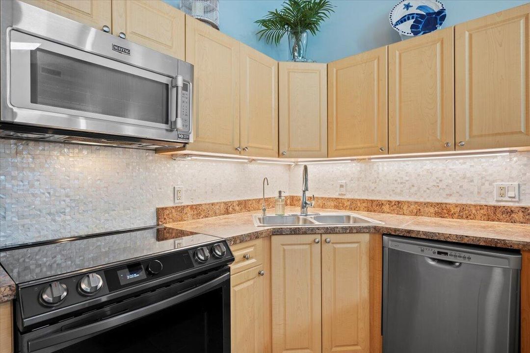 合同活跃: $372,000 (3 贝兹, 2 浴室, 1276 平方英尺)