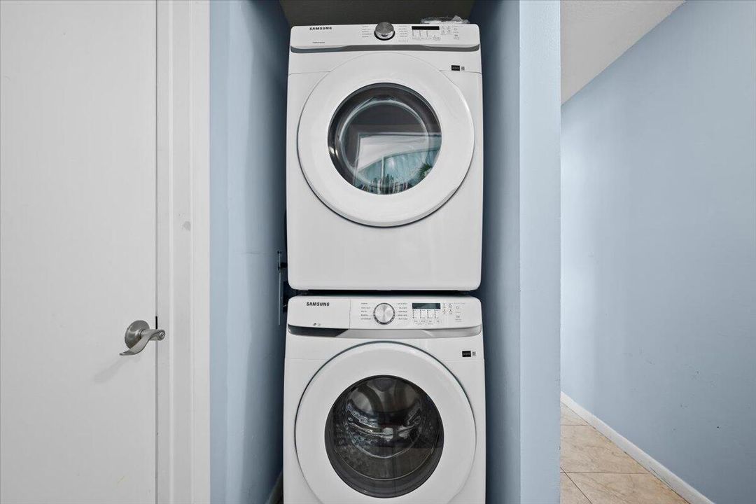 合同活跃: $372,000 (3 贝兹, 2 浴室, 1276 平方英尺)