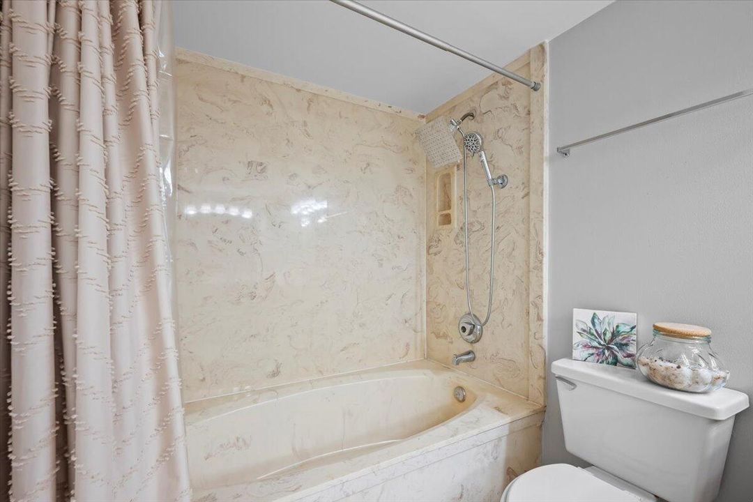 合同活跃: $372,000 (3 贝兹, 2 浴室, 1276 平方英尺)