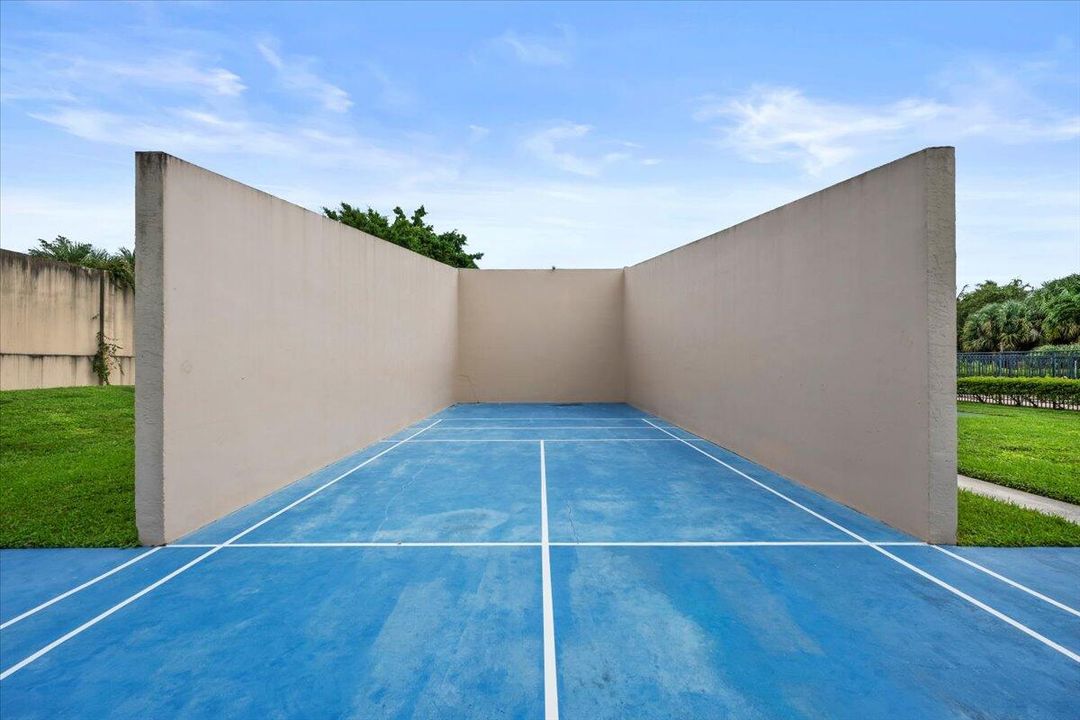 合同活跃: $372,000 (3 贝兹, 2 浴室, 1276 平方英尺)