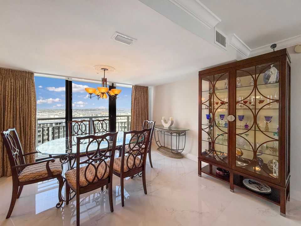 合同活跃: $8,500 (2 贝兹, 2 浴室, 1600 平方英尺)