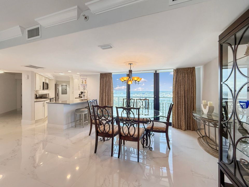 合同活跃: $8,500 (2 贝兹, 2 浴室, 1600 平方英尺)