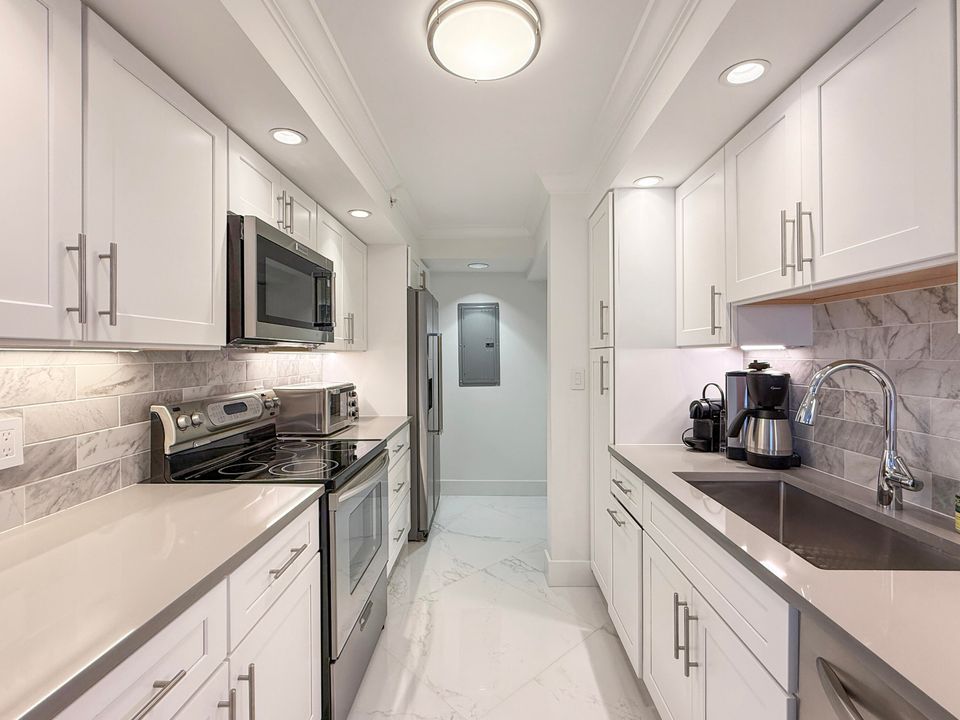 合同活跃: $8,500 (2 贝兹, 2 浴室, 1600 平方英尺)