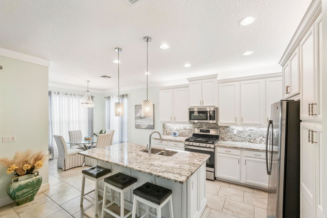 Под контрактом: $418,900 (2 спален, 2 ванн, 1599 Квадратных фут)