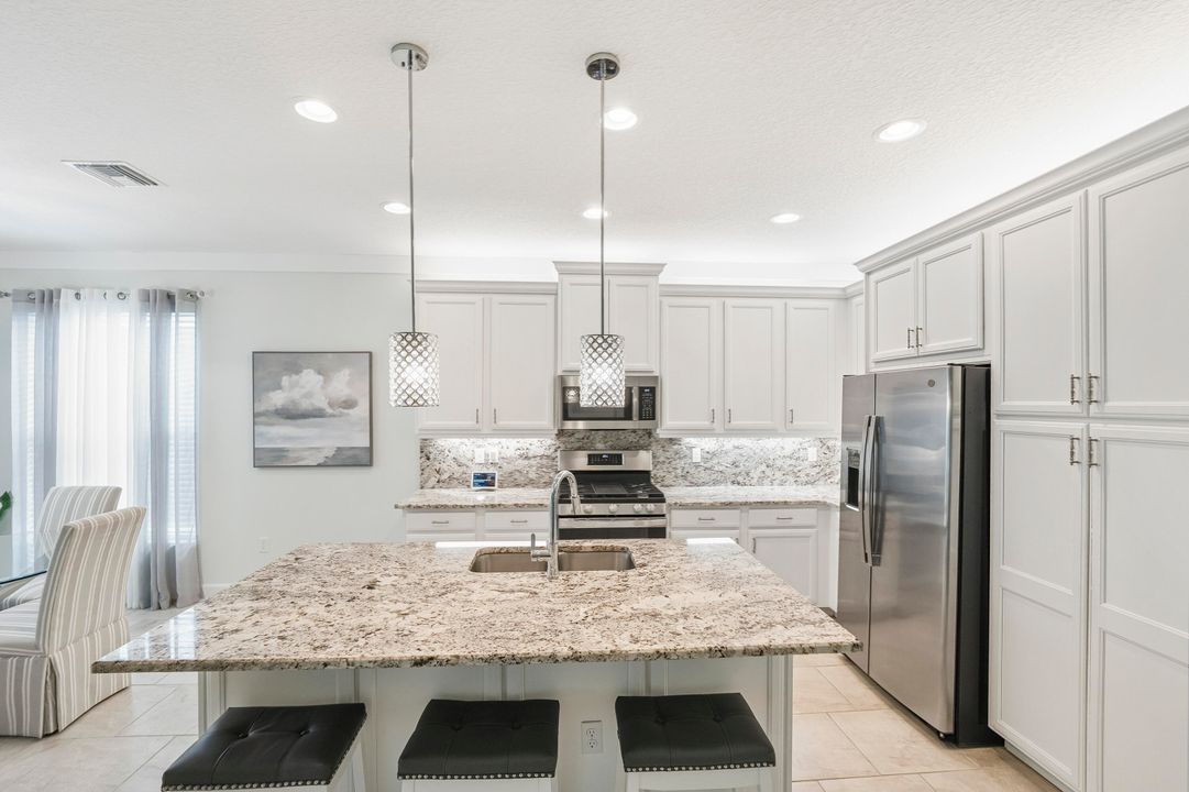 Под контрактом: $418,900 (2 спален, 2 ванн, 1599 Квадратных фут)