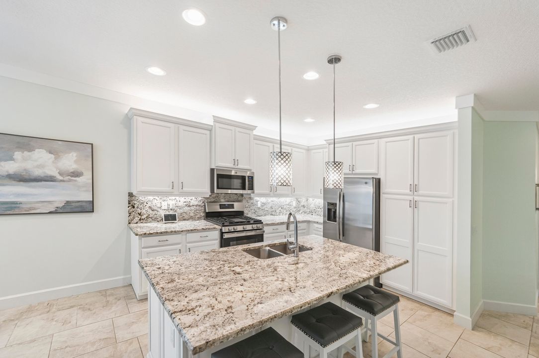 Под контрактом: $418,900 (2 спален, 2 ванн, 1599 Квадратных фут)