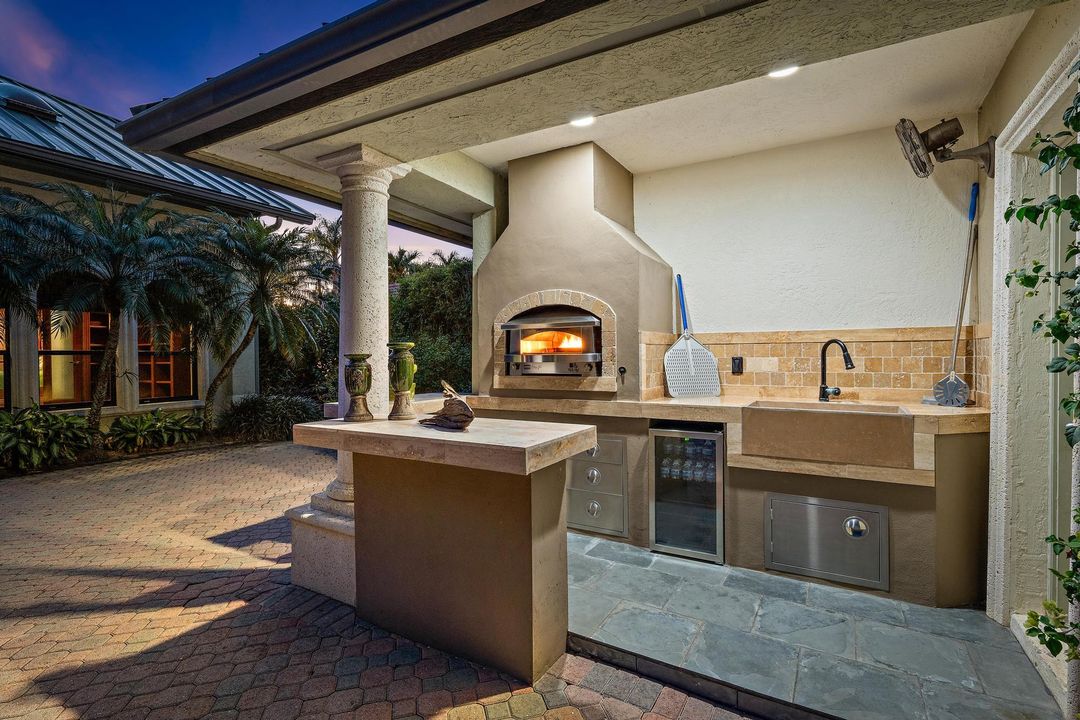 На продажу: $3,999,999 (5 спален, 4 ванн, 5455 Квадратных фут)