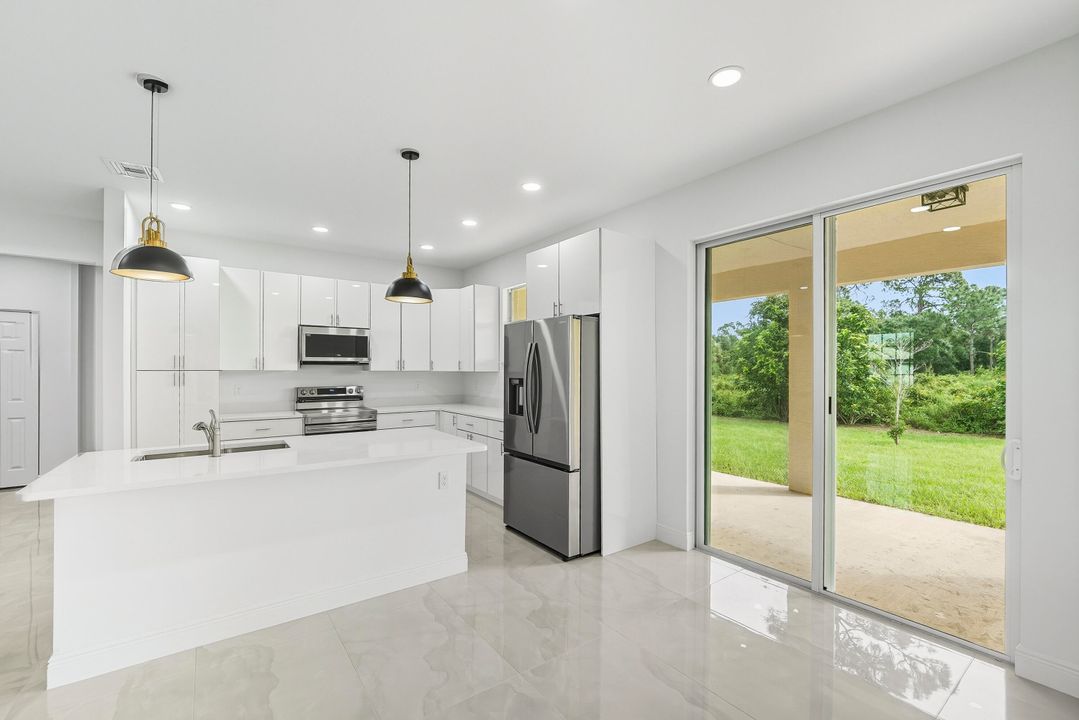 Activo con contrato: $485,000 (4 camas, 3 baños, 2068 Pies cuadrados)