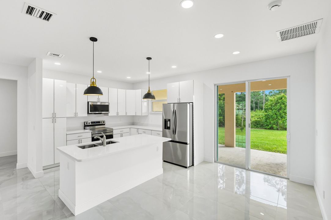 Activo con contrato: $485,000 (4 camas, 3 baños, 2068 Pies cuadrados)