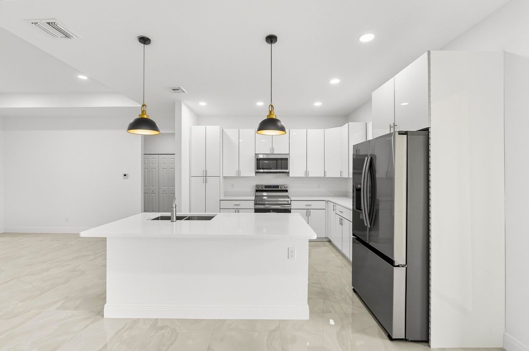 Activo con contrato: $485,000 (4 camas, 3 baños, 2068 Pies cuadrados)