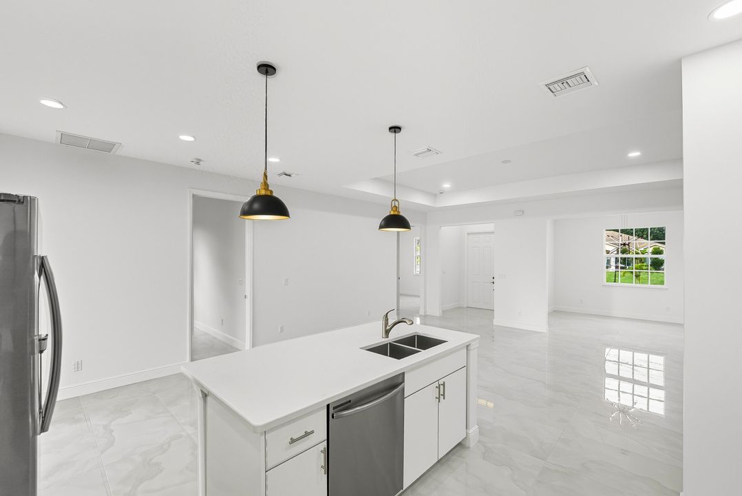 Activo con contrato: $485,000 (4 camas, 3 baños, 2068 Pies cuadrados)