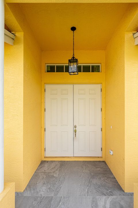 Activo con contrato: $485,000 (4 camas, 3 baños, 2068 Pies cuadrados)