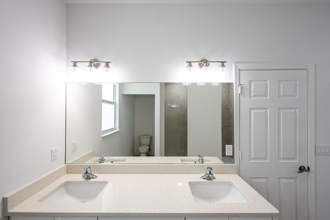 Activo con contrato: $485,000 (4 camas, 3 baños, 2068 Pies cuadrados)