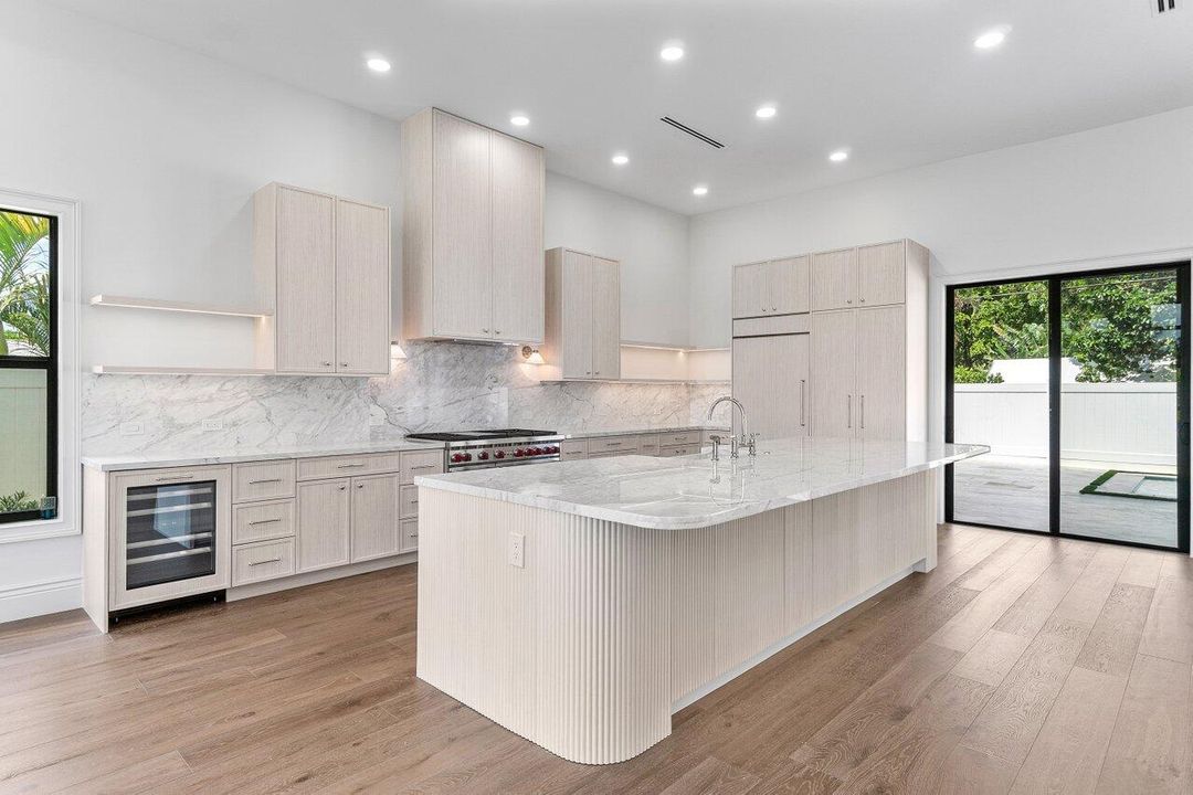 На продажу: $4,497,000 (5 спален, 5 ванн, 4381 Квадратных фут)