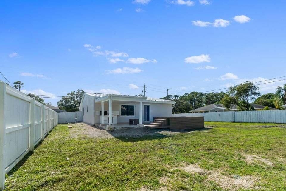 Activo con contrato: $3,200 (3 camas, 3 baños, 2100 Pies cuadrados)