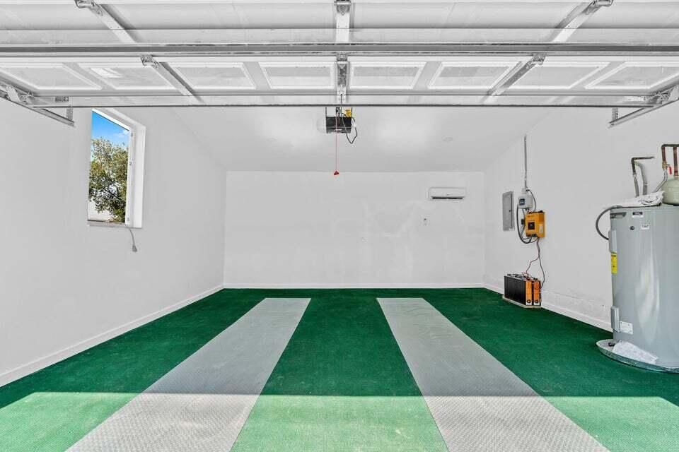 Activo con contrato: $3,200 (3 camas, 3 baños, 2100 Pies cuadrados)