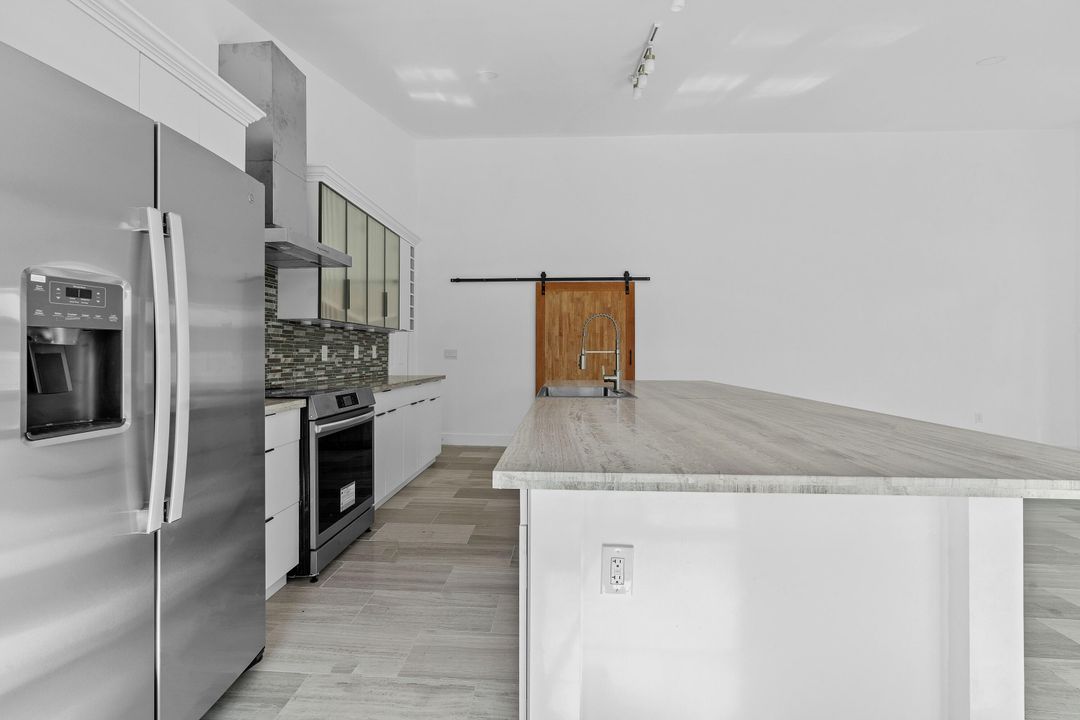 Activo con contrato: $3,200 (3 camas, 3 baños, 2100 Pies cuadrados)