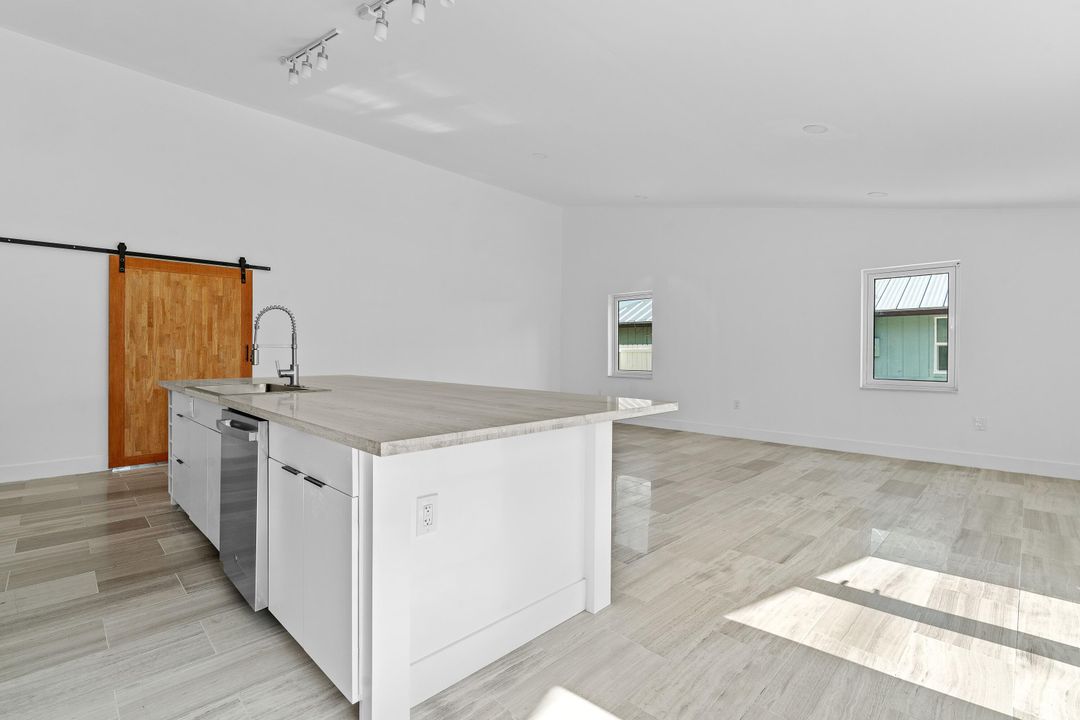 Activo con contrato: $3,200 (3 camas, 3 baños, 2100 Pies cuadrados)