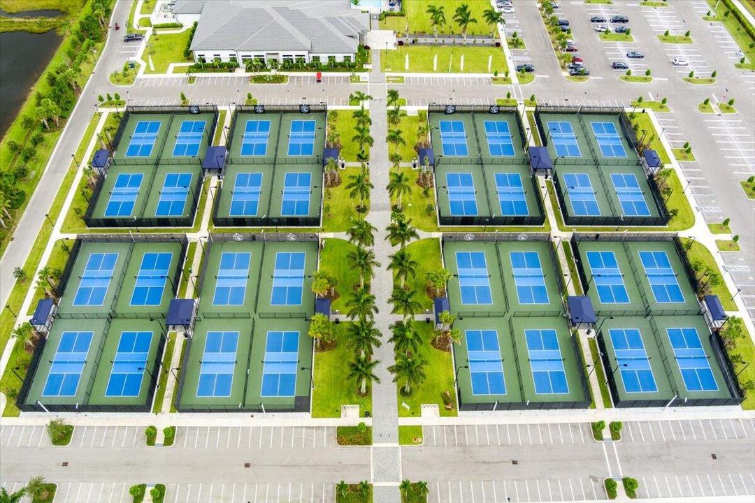 Под контрактом: $418,900 (2 спален, 2 ванн, 1599 Квадратных фут)