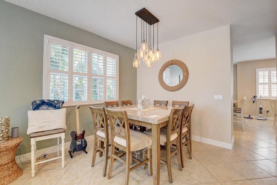 Active With Contract: $5,000 (3 beds, 2 baths, 1978 Square Feet)