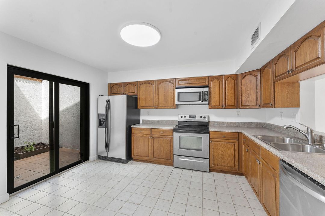 Под контрактом: $464,999 (3 спален, 2 ванн, 1576 Квадратных фут)