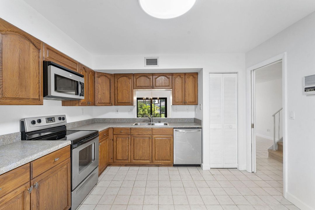 Под контрактом: $464,999 (3 спален, 2 ванн, 1576 Квадратных фут)