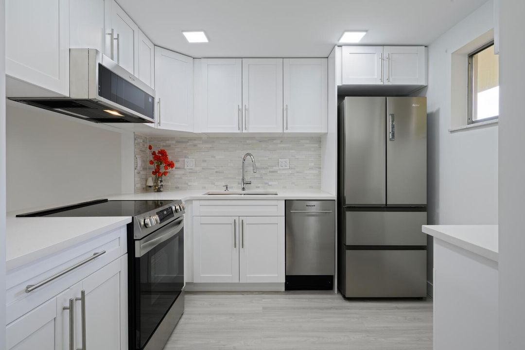 合同活跃: $113,900 (2 贝兹, 2 浴室, 1080 平方英尺)