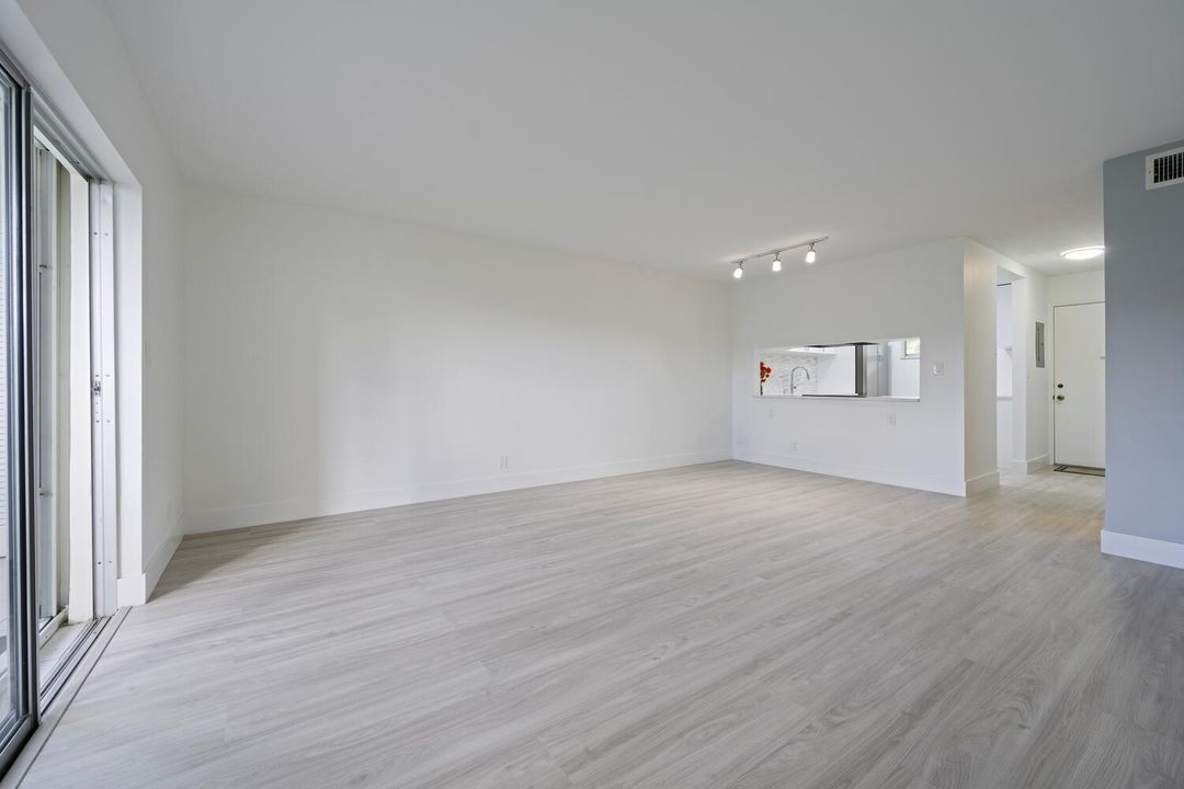 合同活跃: $113,900 (2 贝兹, 2 浴室, 1080 平方英尺)