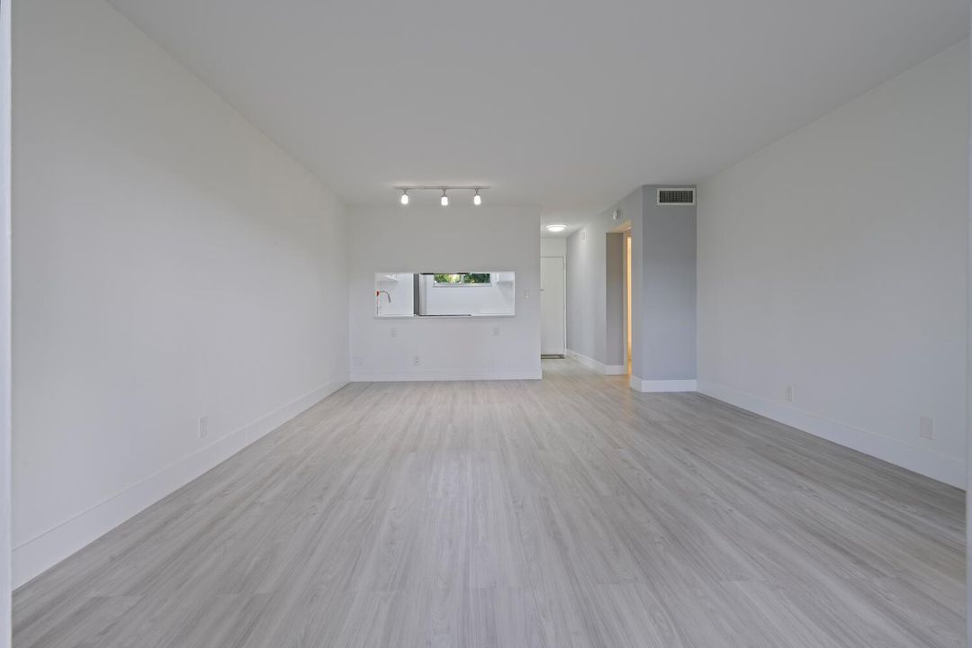 合同活跃: $113,900 (2 贝兹, 2 浴室, 1080 平方英尺)