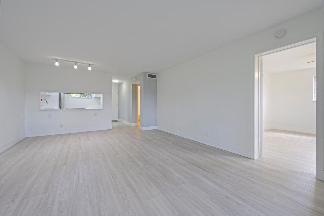 合同活跃: $113,900 (2 贝兹, 2 浴室, 1080 平方英尺)