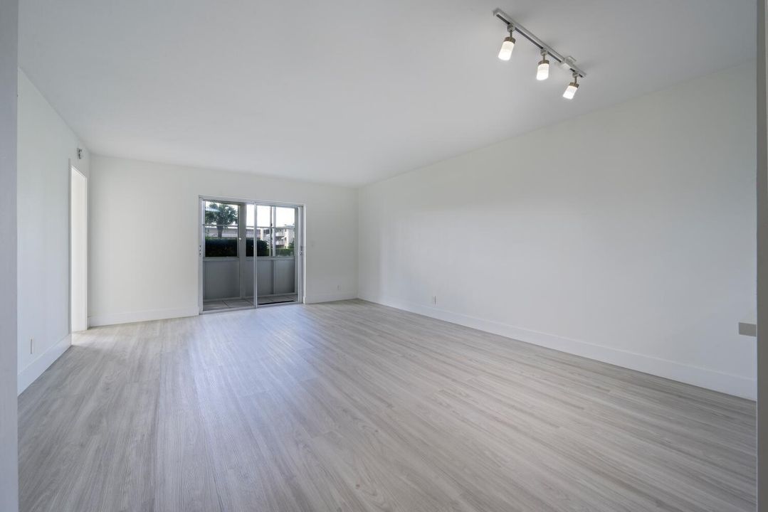 合同活跃: $113,900 (2 贝兹, 2 浴室, 1080 平方英尺)