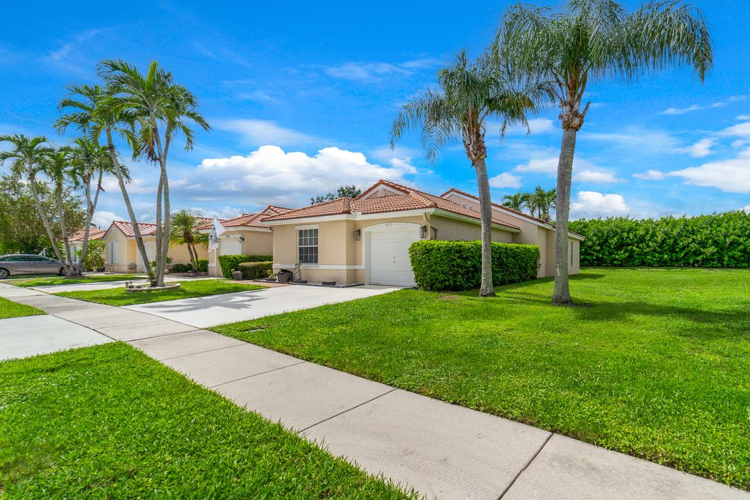 Active With Contract: $399,900 (3 beds, 2 baths, 1386 Square Feet)