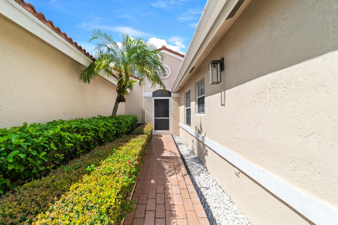 Active With Contract: $399,900 (3 beds, 2 baths, 1386 Square Feet)