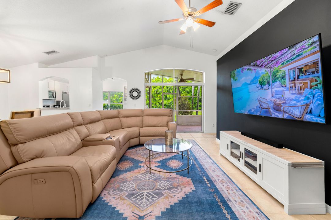 Active With Contract: $399,900 (3 beds, 2 baths, 1386 Square Feet)