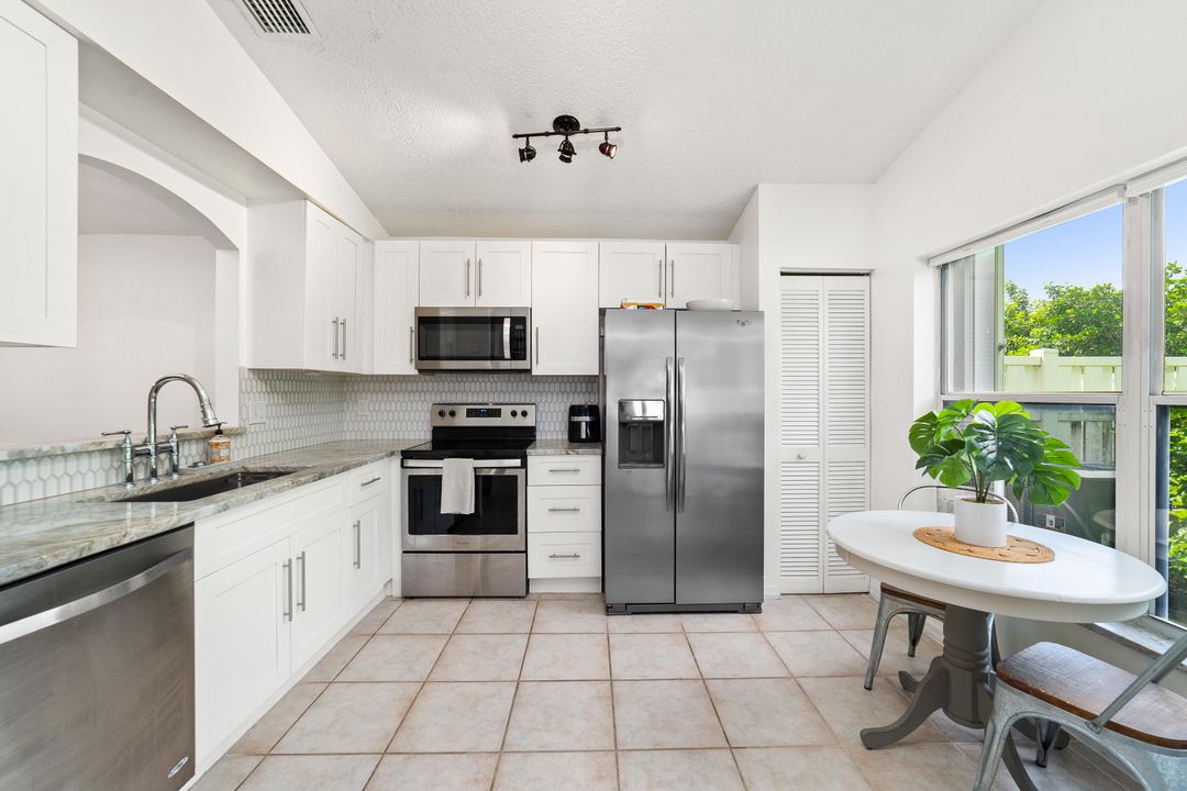 Active With Contract: $399,900 (3 beds, 2 baths, 1386 Square Feet)