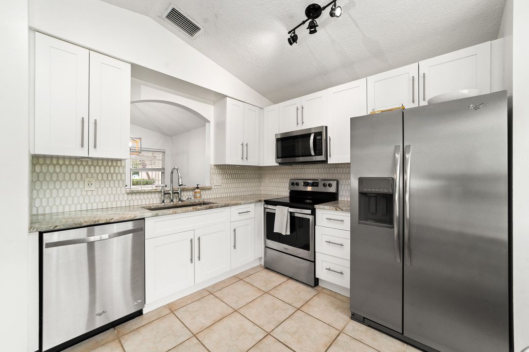 Active With Contract: $399,900 (3 beds, 2 baths, 1386 Square Feet)