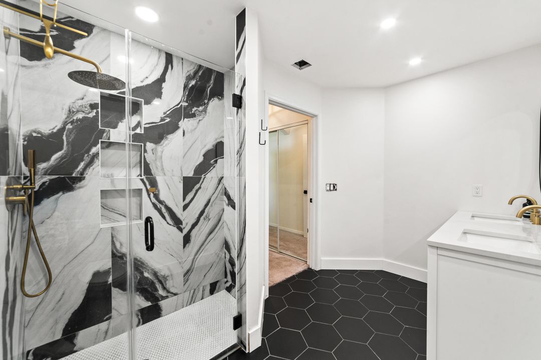 Active With Contract: $399,900 (3 beds, 2 baths, 1386 Square Feet)