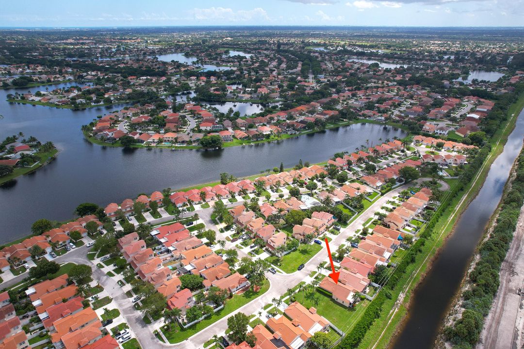 Active With Contract: $399,900 (3 beds, 2 baths, 1386 Square Feet)