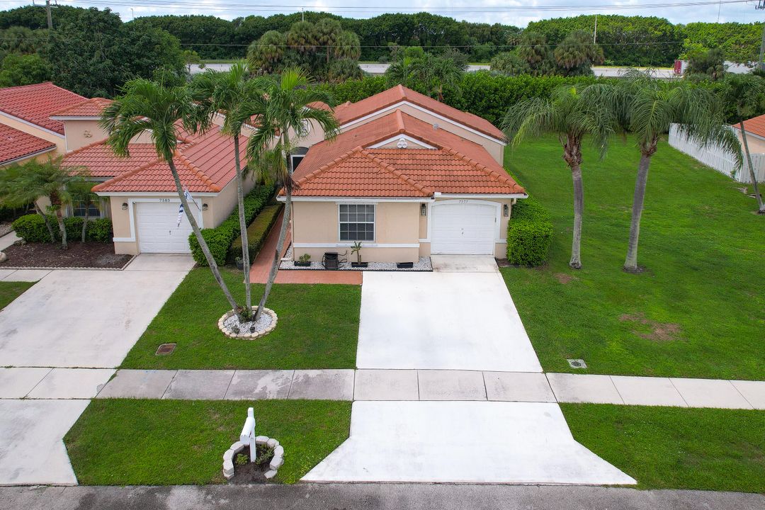 Active With Contract: $399,900 (3 beds, 2 baths, 1386 Square Feet)